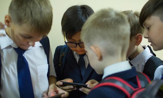 Uso de dispositivos em excesso compromete desenvolvimento infantil